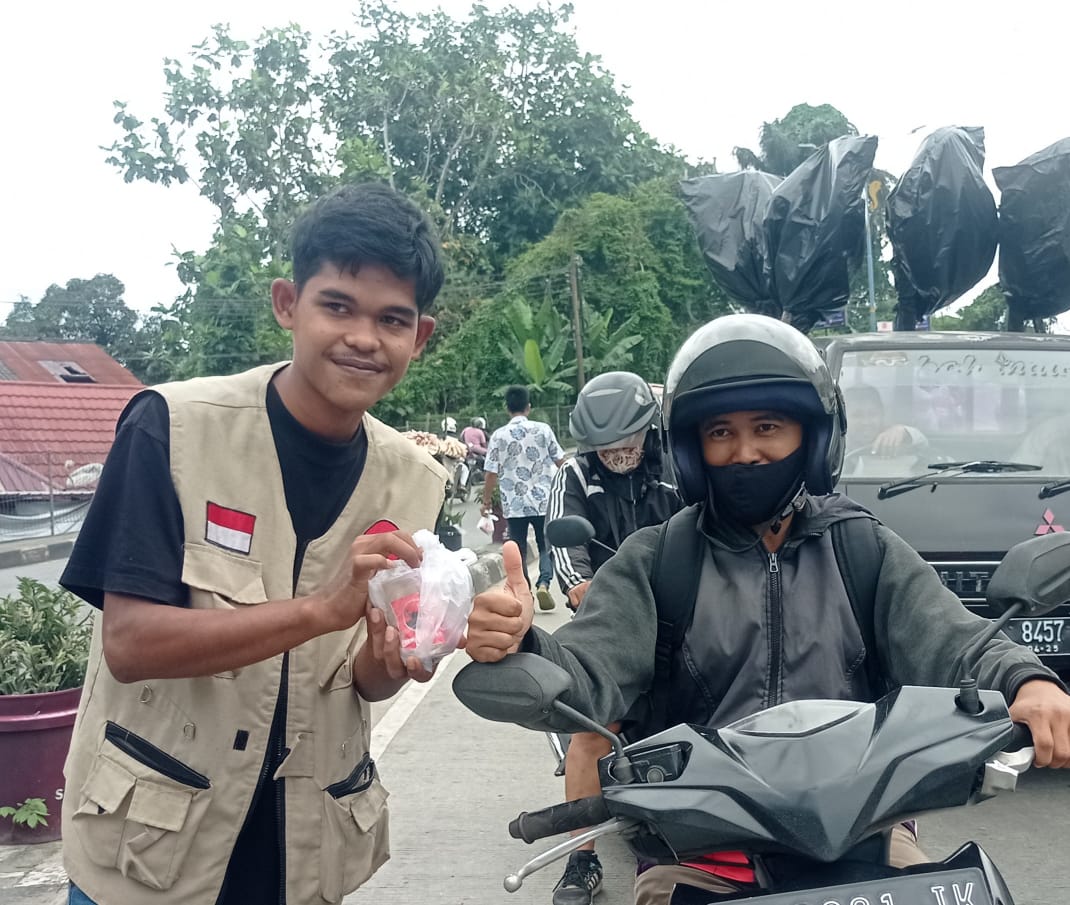 Relawan Baguna PDIP Kaltim membagikan makanan sehat di simpang Flyover Air Hitam Samarinda