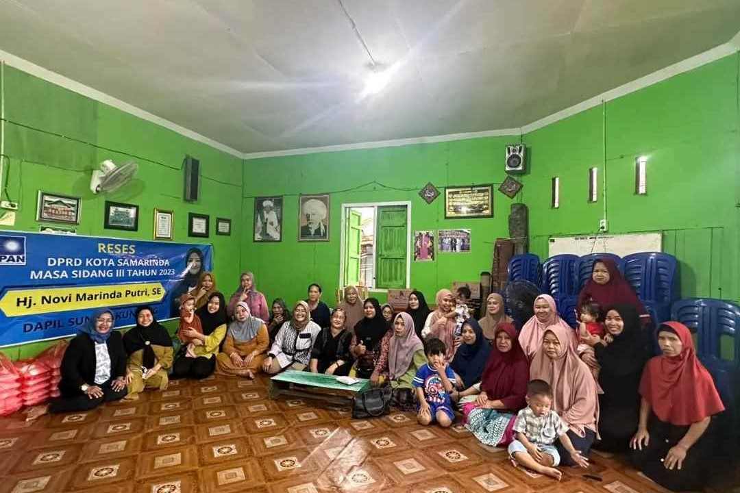 Novi Marinda Putri Serahkan Bantuan Alat Pemadam dan UMKM di Karang Asam Ilir