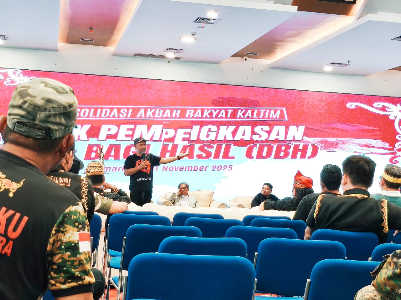 Foto: Narasumber Konsolidasi Akbar Rakyat Kaltim. Dari Kiri, Buyung (POKJA 30) , Purwadi (Pengamat Ekonomi) , Prio Fuji Mustopan (Perwakilan Jurnalis). (Sketsa.id)